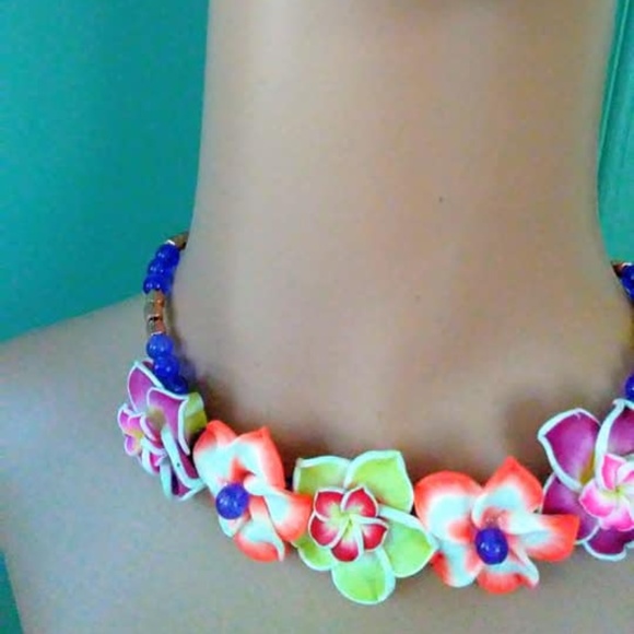PLUMERIA FLOWER NECKLACE AND EARRINGS SET. - Picture 1 of 8
